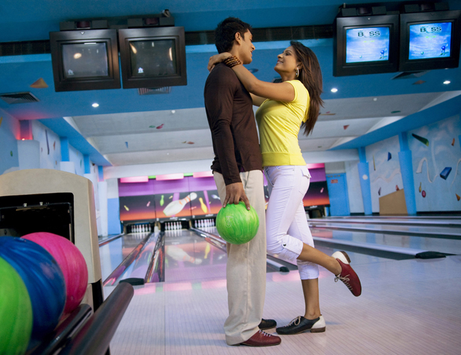 second-date-ideas-bowling