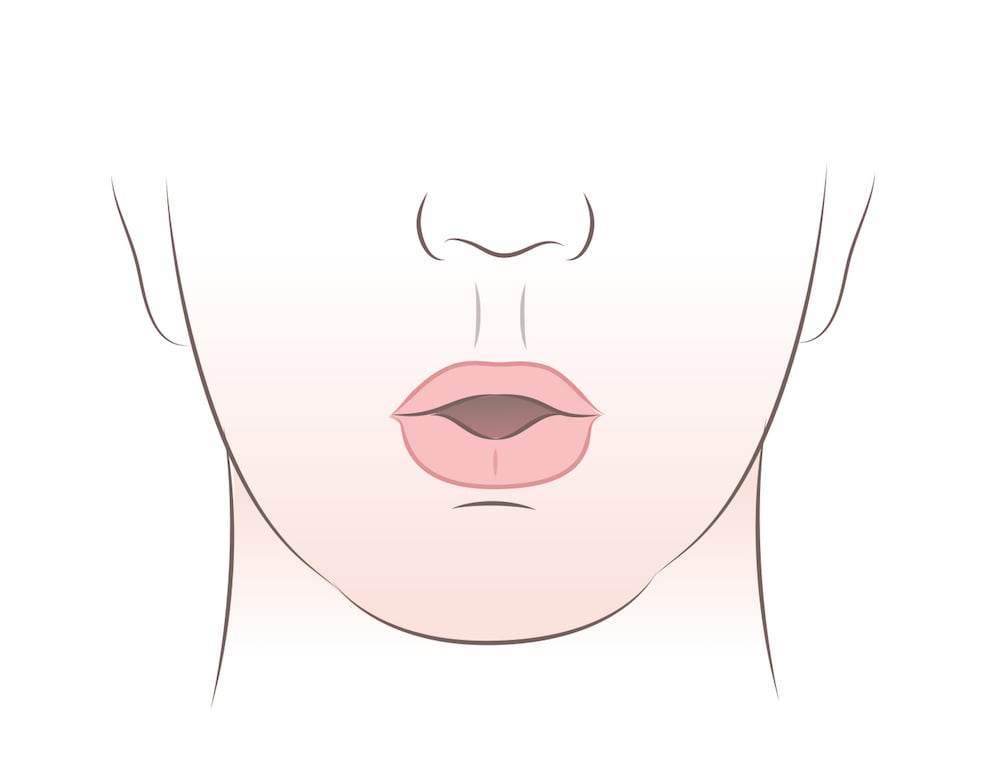губы сжаты вместе, показывая форму буквы "О", необходимую, когда спускается на девушку и сосет ее клитор.